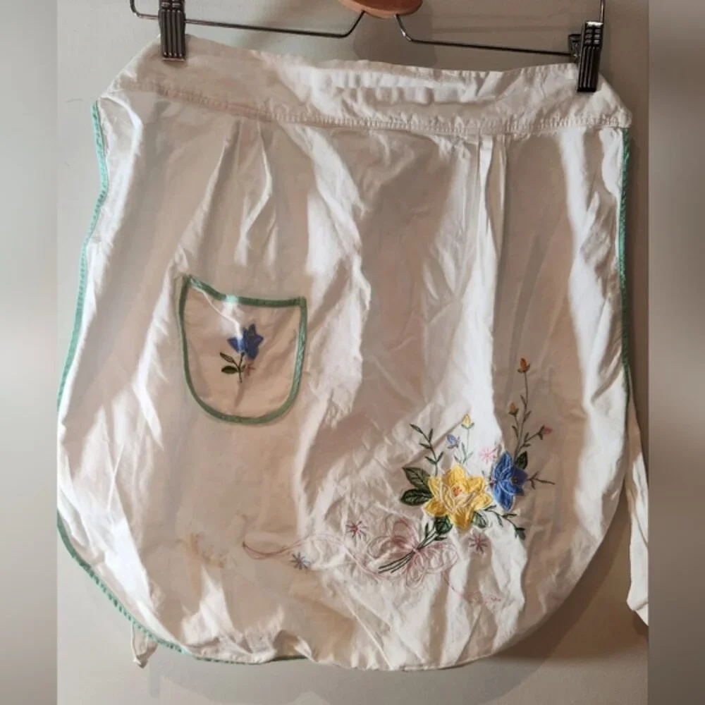 Embroidered Floral Apron with Pocket Small/medium‎